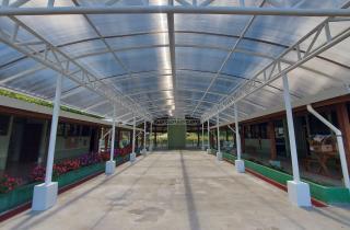 Construcción de paso techado e instalación de césped sintético Construcción de paso techado e instalación de césped sintético