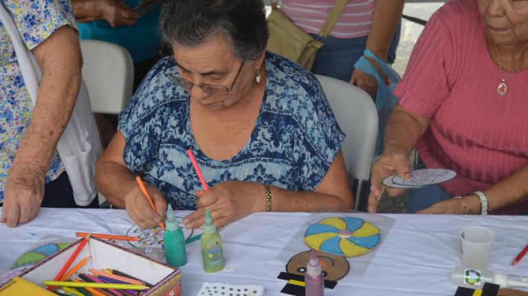 Exposición de productos y artesanías de grupos organizados de personas adultas mayores Exposición de productos y artesanías de grupos organizados de personas adultas mayores