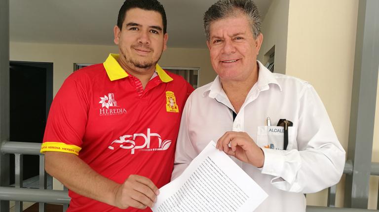 Traspaso terreno Complejo Deportivo Heredia