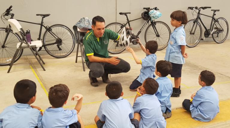 Jóvenes reciben capacitación sobre ciclismo urbano Jóvenes reciben capacitación sobre ciclismo urbano