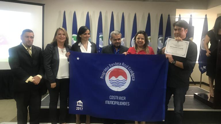 La Municipalidad de Heredia recibió galardón Bandera Azul Ecológica 2017, categoría municipal, como reconocimiento al trabajo realizado tanto interno como externo en gestión ambiental. Nuestro Gobierno Local demuestra el compromiso en esta temática con acciones ambientales que redujeron el consumo de combustibles y de papel; campañas de educación ambiental y programas de gestión integral de residuos. Por otra parte, la Unidad de Gestión Ambiental Institucional trabaja en la implementación de proyectos como política de compra sustentables, compra de productos de limpieza biodegradables y reducción del consumo de agua. El Programa Bandera Azul Ecológica(PBAE) creó la categoría municipal en el año 2015, con el fin de incentivar buenas prácticas ambientales desde los gobiernos locales, asumiendo un rol protagónico en beneficio del ambiente y la salud pública. Galardón Bandera Azul Ecológica