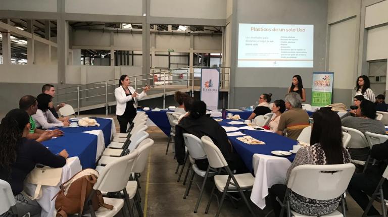 Sustitución de plástico por alternativas renovables y comportables Sustitución de plástico por alternativas renovables y comportables