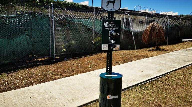 contenedores para heces de mascotas y colillas de cigarro 