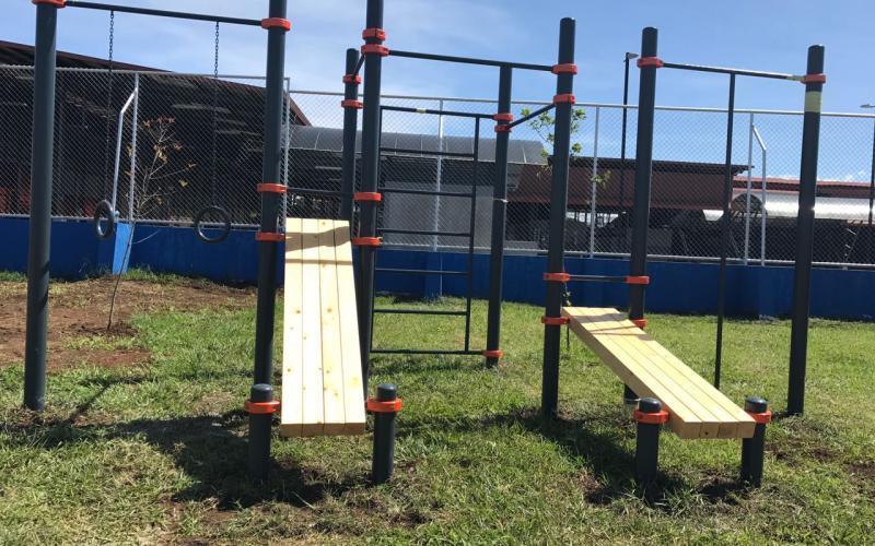 Trampolines y barras para calistenia