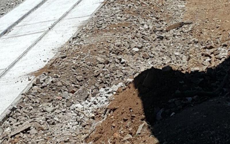 Colocación de losas de concreto en línea férrea Se contabilizan 1973 metros cuadrados a los que se les cambió el empedrado por losas de concreto