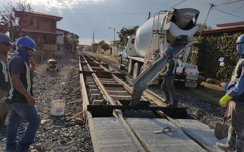 Colocación de losas de concreto en línea férrea Se contabilizan 1973 metros cuadrados a los que se les cambió el empedrado por losas de concreto