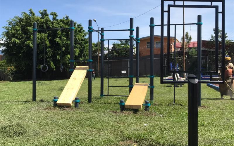Trampolines y barras para calistenia