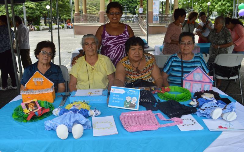 Exposición de productos y artesanías de grupos organizados de personas adultas mayores