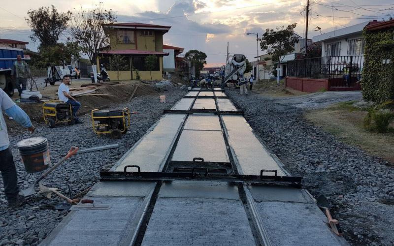 Colocación de losas de concreto en línea férrea Se contabilizan 1973 metros cuadrados a los que se les cambió el empedrado por losas de concreto