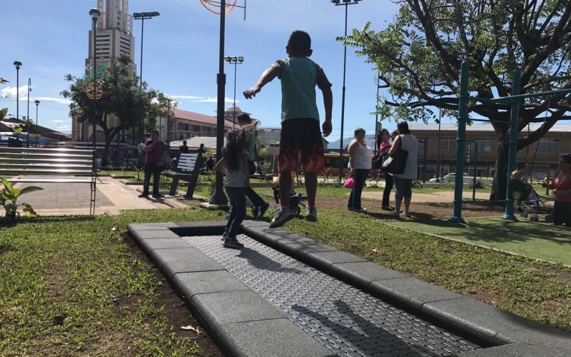 Trampolines y barras para calistenia