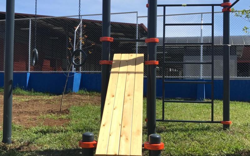 Trampolines y barras para calistenia