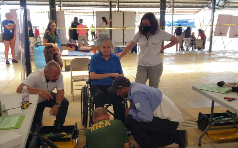 Firma de convenio para la donación de sillas de ruedas Firma de convenio para la donación de sillas de ruedas