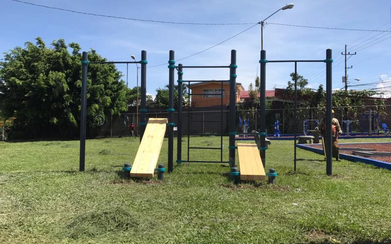 Trampolines y barras para calistenia