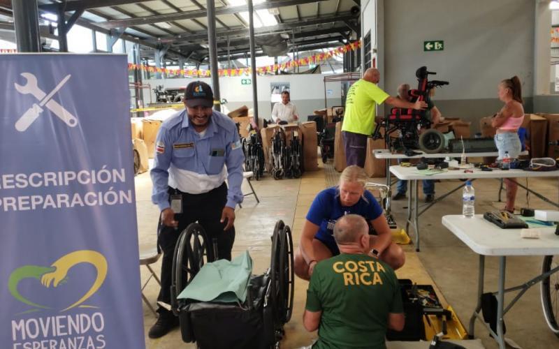 Firma de convenio para la donación de sillas de ruedas Firma de convenio para la donación de sillas de ruedas