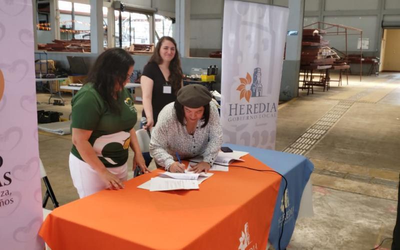 Firma de convenio para la donación de sillas de ruedas Firma de convenio para la donación de sillas de ruedas