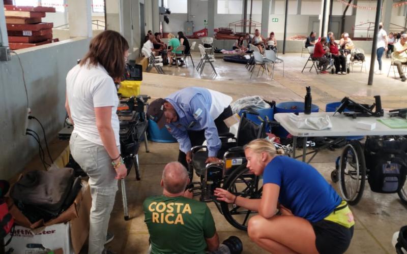 Firma de convenio para la donación de sillas de ruedas Firma de convenio para la donación de sillas de ruedas