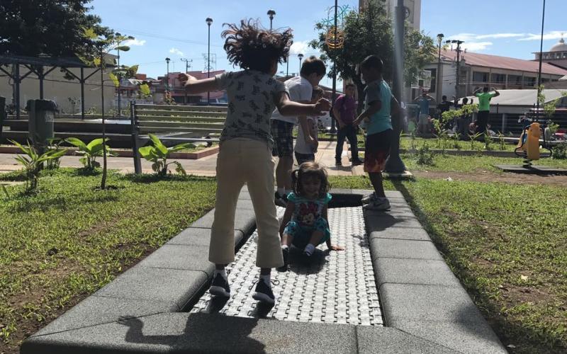 Trampolines y barras para calistenia