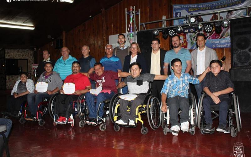 Baloncesto en silla de ruedas Con este recurso el Comité Cantonal podrá realizar la compra de cerca de 10 a 15 sillas de ruedas con especificaciones técnicas para la práctica del baloncesto y de acuerdo a las lesiones de los atletas; las mismas serán utilizadas no solo por el equipo mayor sino por los niños y jóvenes que actualmente forman parte de este proyecto deportivo.