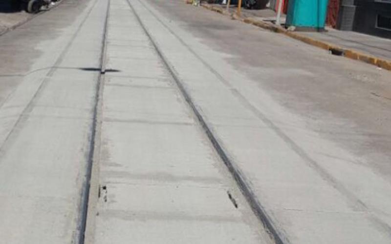 Colocación de losas de concreto en línea férrea Se contabilizan 1973 metros cuadrados a los que se les cambió el empedrado por losas de concreto
