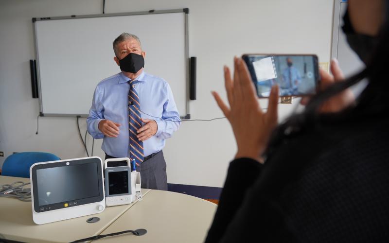 Donación de oxímetros de pulso y monitores de signos vitales Donación de oxímetros de pulso y monitores de signos vitales