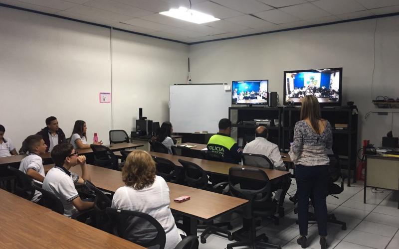 Sesión del programa de videoconferencias destinado a capacitar a la comunidad estudiantil de III Ciclo en el tema de Gestión Vial.