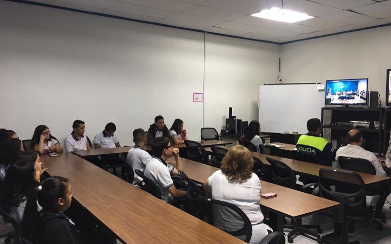 Sesión del programa de videoconferencias destinado a capacitar a la comunidad estudiantil de III Ciclo en el tema de Gestión Vial.