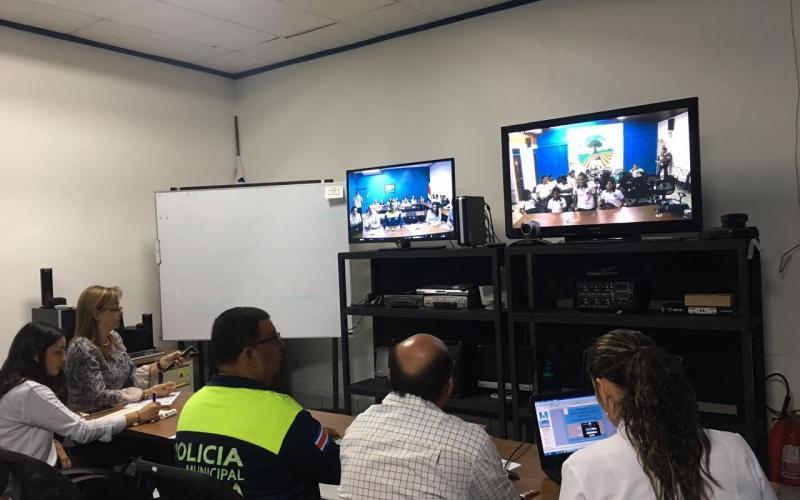 Sesión del programa de videoconferencias destinado a capacitar a la comunidad estudiantil de III Ciclo en el tema de Gestión Vial.
