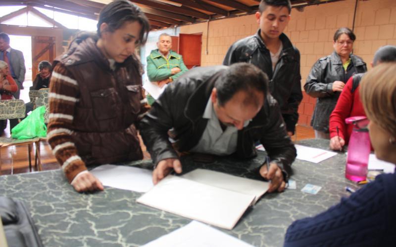 Firma de escrituras del proyecto Renacer Firma de escrituras del proyecto Renacer