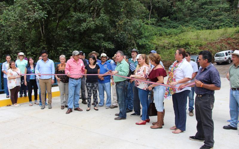 El Gobierno Local realizó la construcción total de un puente en la comunidad de San Rafael de Vara Blanca, en el sector de La Legua, con una inversión de 204 millones de colones . 