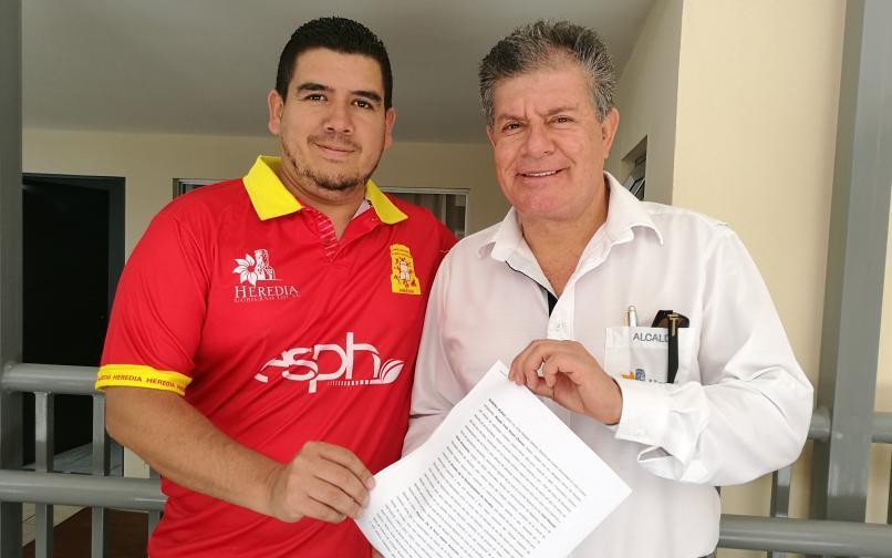 Terreno para Complejo Deportivo ya pertenece a la Municipalidad de Heredia Este es un día de fiesta para el deporte herediano, dado que esta tarde se llevó a cabo, en la Procuraduría General de la República, la firma del traspaso del terreno donde se construirá el complejo deportivo a manos de la Municipalidad de Heredia.