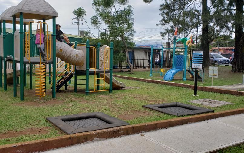 Instalación de piso modular en área pública de Escuela Música Instalación de piso modular en área pública de Escuela Música