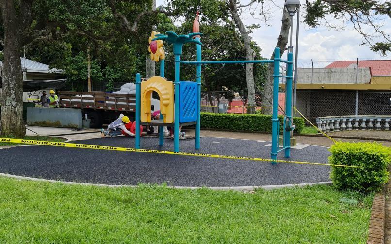 Instalación de piso tipo EPDM en parque Alfredo González Flores Instalación de piso tipo EPDM en parque Alfredo González Flores