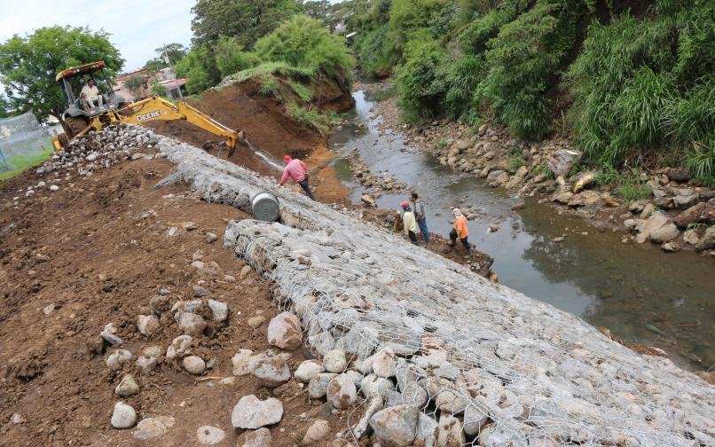 Obras de Protección en cauce de quebrada Seca Obras de Protección en cauce de quebrada Seca