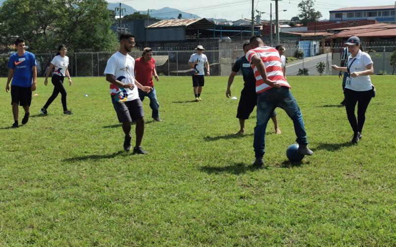 “Por media calle, por los de la calle” “Por media calle, por los de la calle”