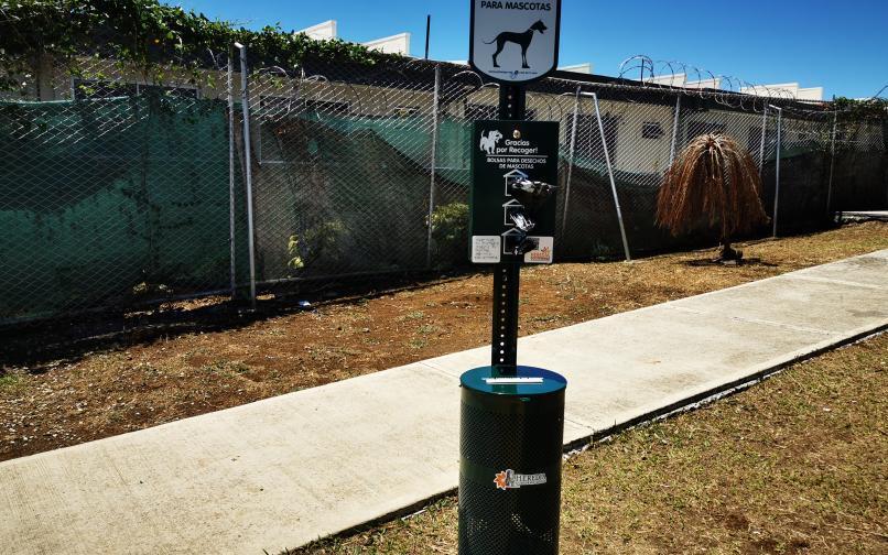 contenedores para heces de mascotas y colillas de cigarro 