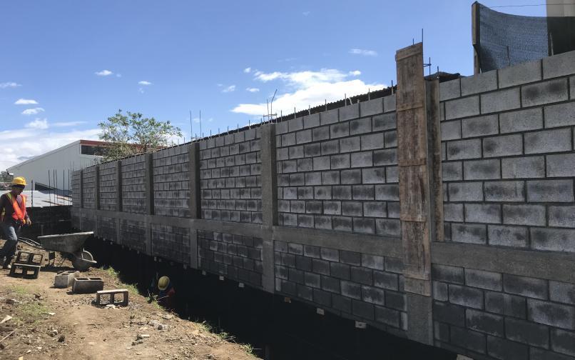 Construcción de muro y nichos en el Cementerio Central Construcción de muro y nichos en el Cementerio Central