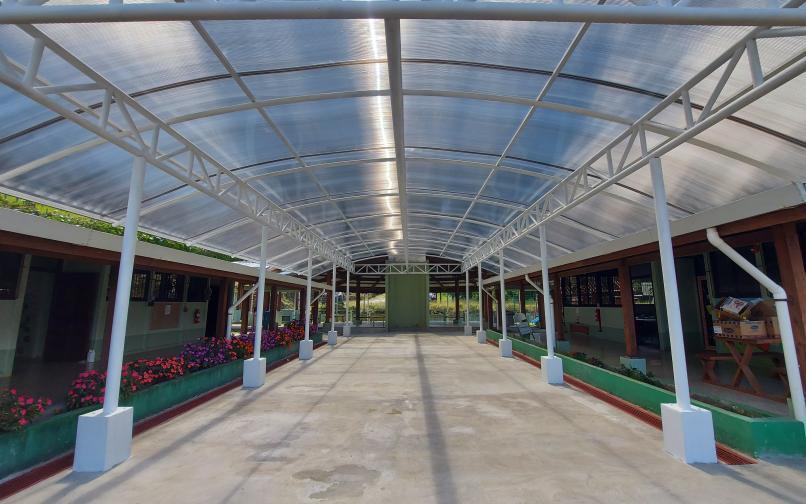 Construcción de paso techado e instalación de césped sintético Construcción de paso techado e instalación de césped sintético